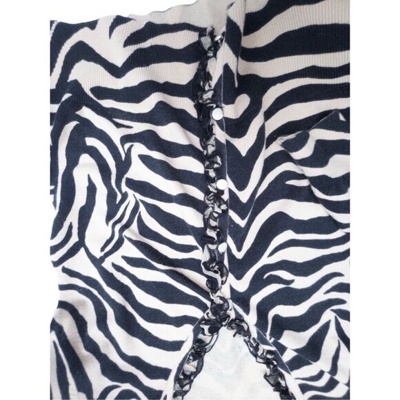 WR zebra print sweater ruffled detail with silver button - Picture 6 of 13
